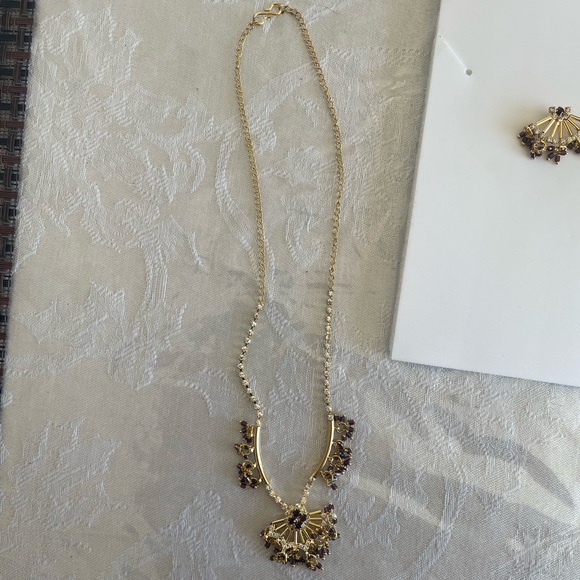 Costume Jewelry necklace and earring set - Picture 5 of 8